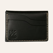 MZ Leather Craft çift çıtçıtlı kapaklı minimalist siyah Buttero deri cüzdan boş arka görünüm, kıvrımlı iki adet kart yuvası, açık gri saraç dikişleri ve kabartmalı MZ logosu