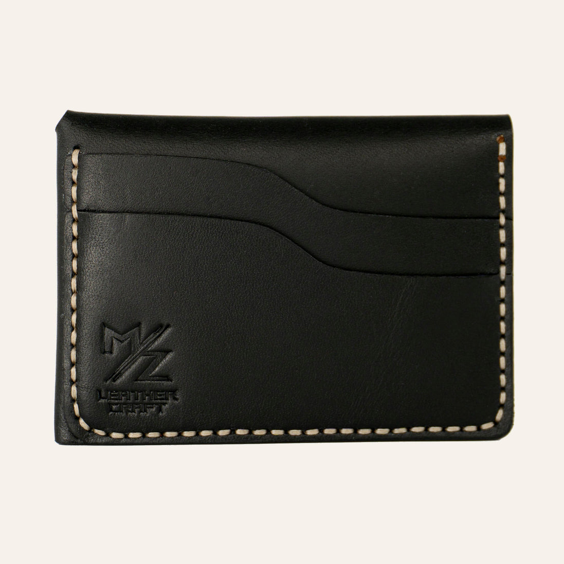 MZ Leather Craft çift çıtçıtlı kapaklı minimalist siyah Buttero deri cüzdan boş arka görünüm, kıvrımlı iki adet kart yuvası, açık gri saraç dikişleri ve kabartmalı MZ logosu