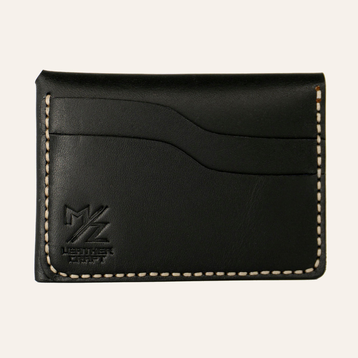 MZ Leather Craft çift çıtçıtlı kapaklı minimalist siyah Buttero deri cüzdan boş arka görünüm, kıvrımlı iki adet kart yuvası, açık gri saraç dikişleri ve kabartmalı MZ logosu