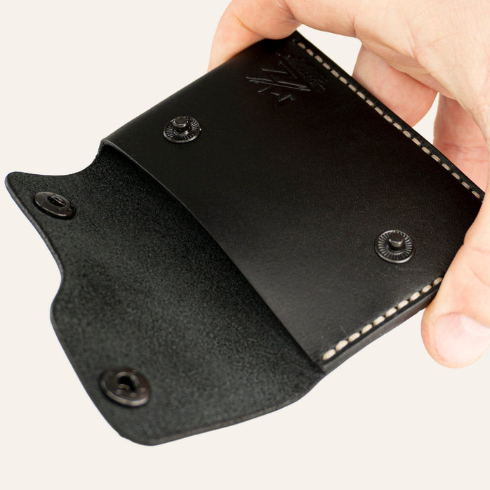 MZ Leather Craft açık kapaklı minimalist siyah Buttero deri cüzdan, el ile tutulan iç görünüm, ana bölme, açık çıtçıtlar ve açık gri el dikişi detayları