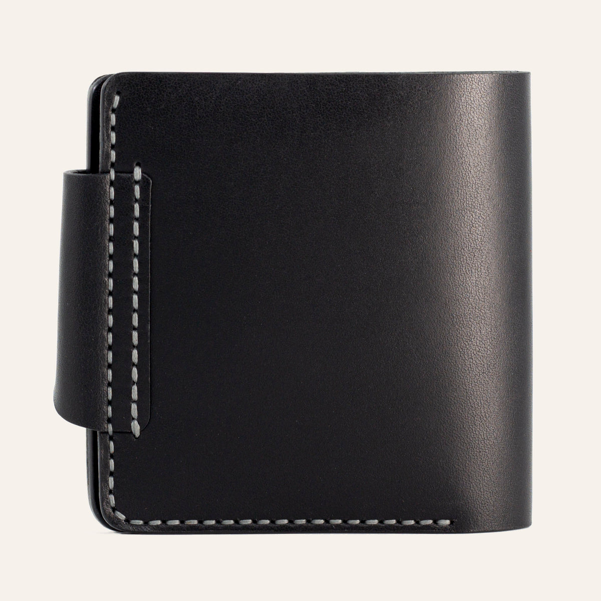MZ Leather Craft çıtçıtlı yatay siyah Buttero deri klasik erkek cüzdanı arka görünüm, pürüzsüz sürekli deri panel, çıtçıtlı bütünleşik kapama kayışı ve kontrast gri el dikişleri