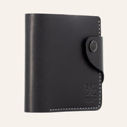 MZ Leather Craft kapalı yatay siyah Buttero deri klasik erkek cüzdanı, çıtçıtlı bütünleşik kapama kayışını ve gri el dikişi profil yapısını gösteren tam yan profil görünümü