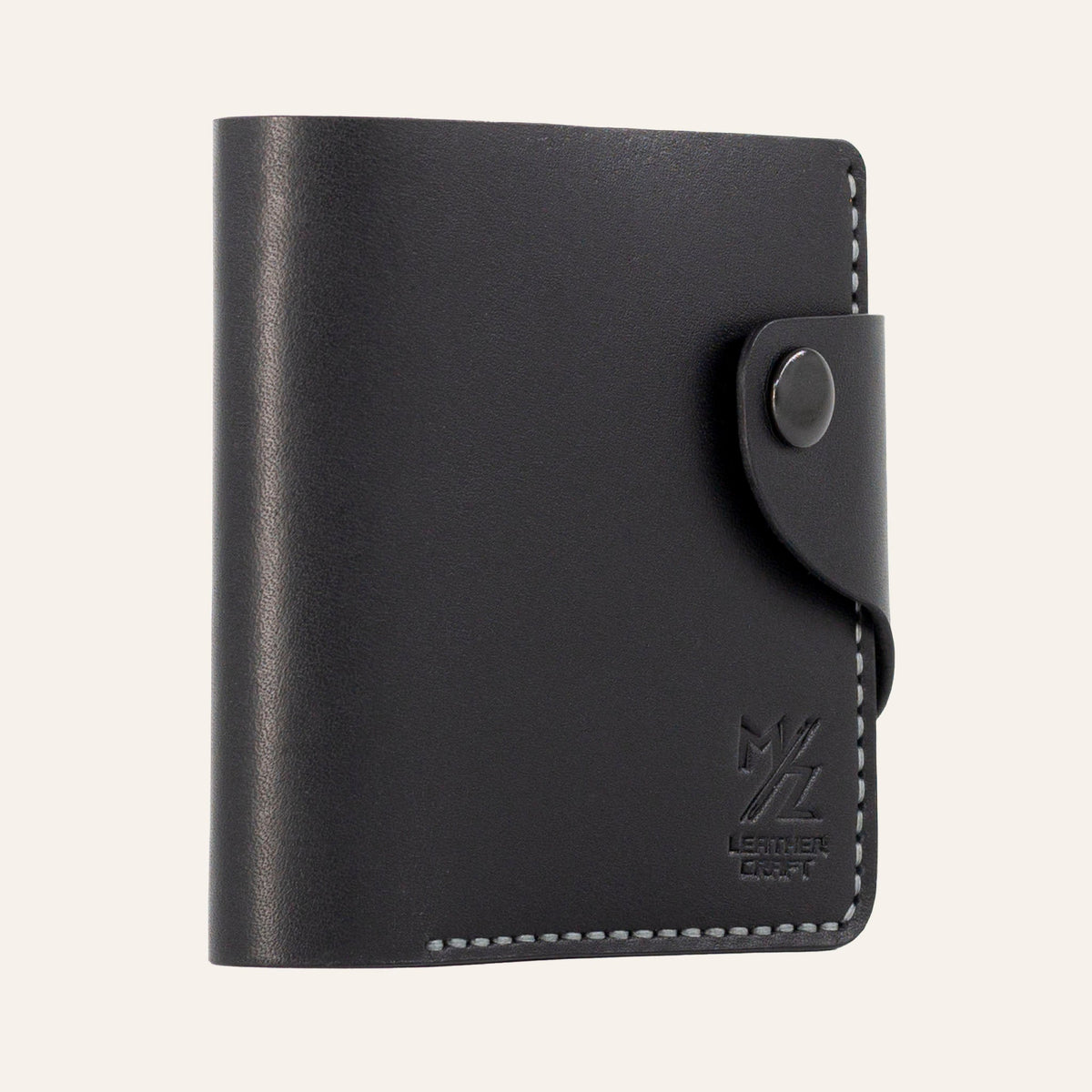 MZ Leather Craft kapalı yatay siyah Buttero deri klasik erkek cüzdanı, çıtçıtlı bütünleşik kapama kayışını ve gri el dikişi profil yapısını gösteren tam yan profil görünümü
