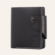 MZ Leather Craft kapalı yatay siyah Buttero deri klasik erkek cüzdanı, ön yüzey dokusunu, kontrast gri el dikişli ön-diyagonal profili ve alt köşedeki kabartmalı MZ logosunu gösteren görünüm