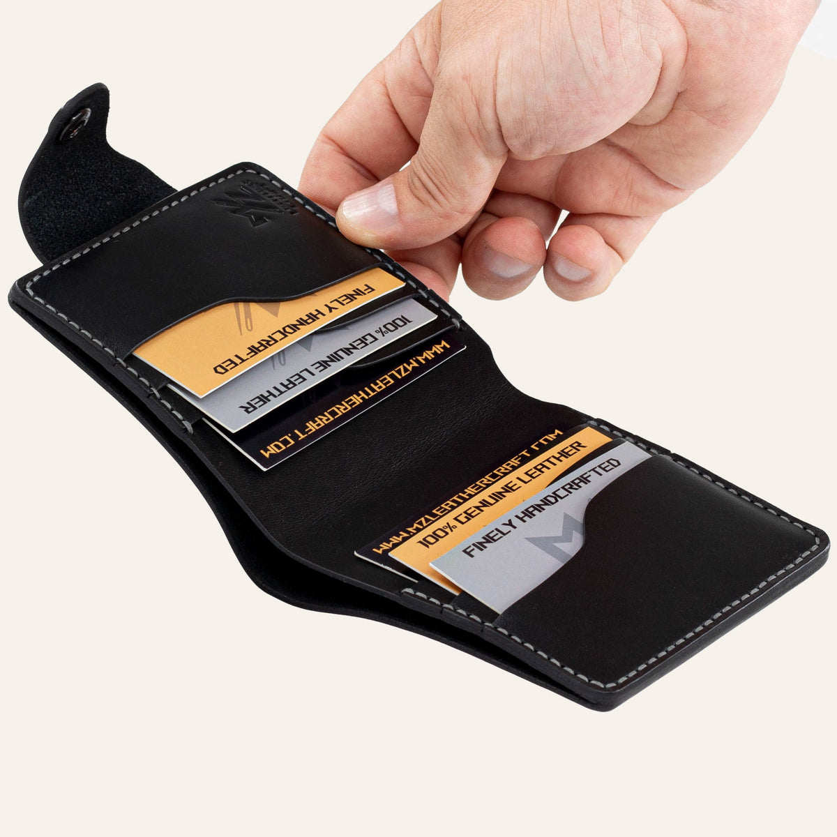 MZ Leather Craft açık siyah Buttero deri yatay cüzdan, 6 kart bölmesi ve el ile sunum. Kartlar üzerindeki profesyonel gravür metinler ve MZ logosu net