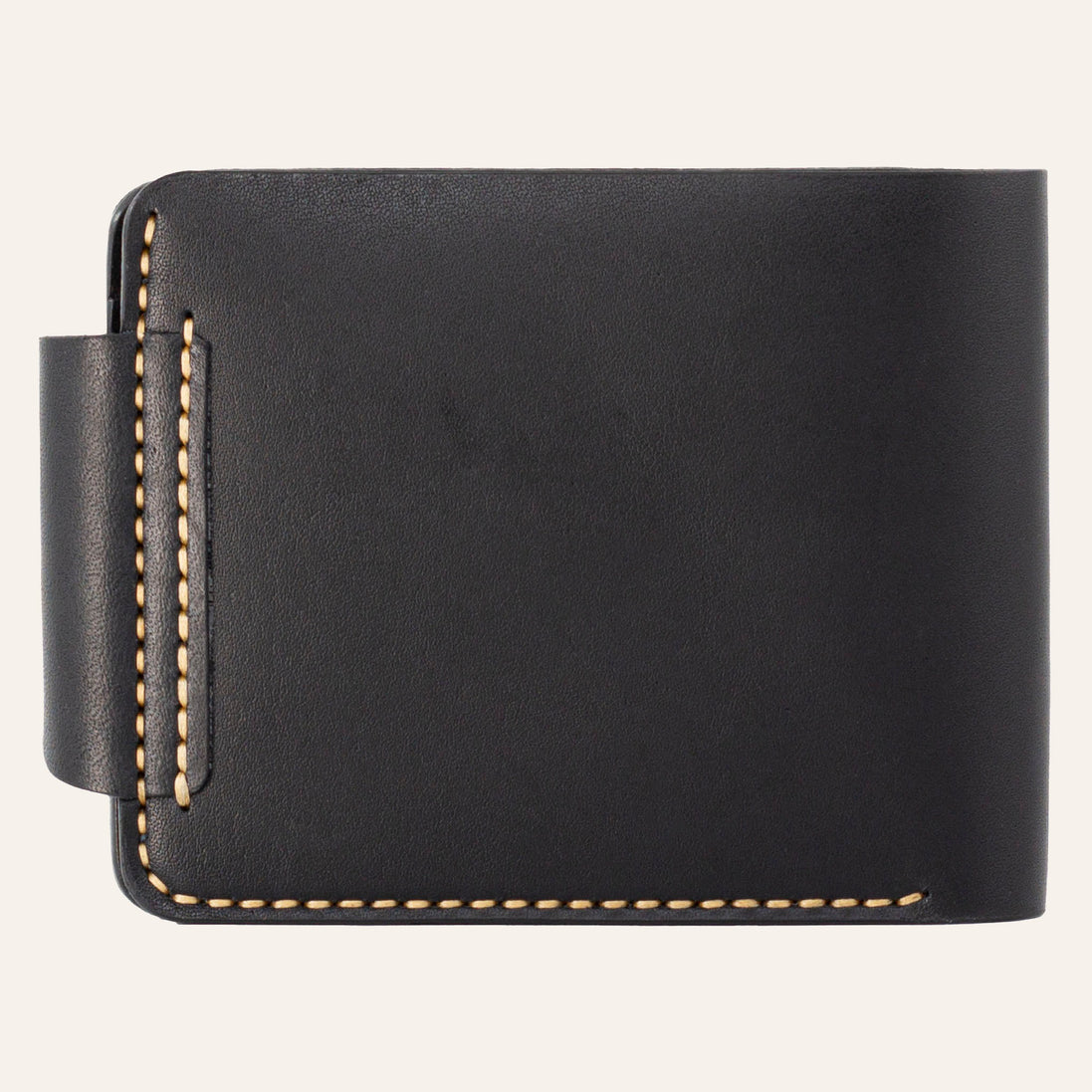 MZ Leather Craft çıtçıtlı siyah Buttero deri klasik erkek cüzdanı arka görünüm, kapama dili bağlantısı ve kontrast sarı el dikişi detayları