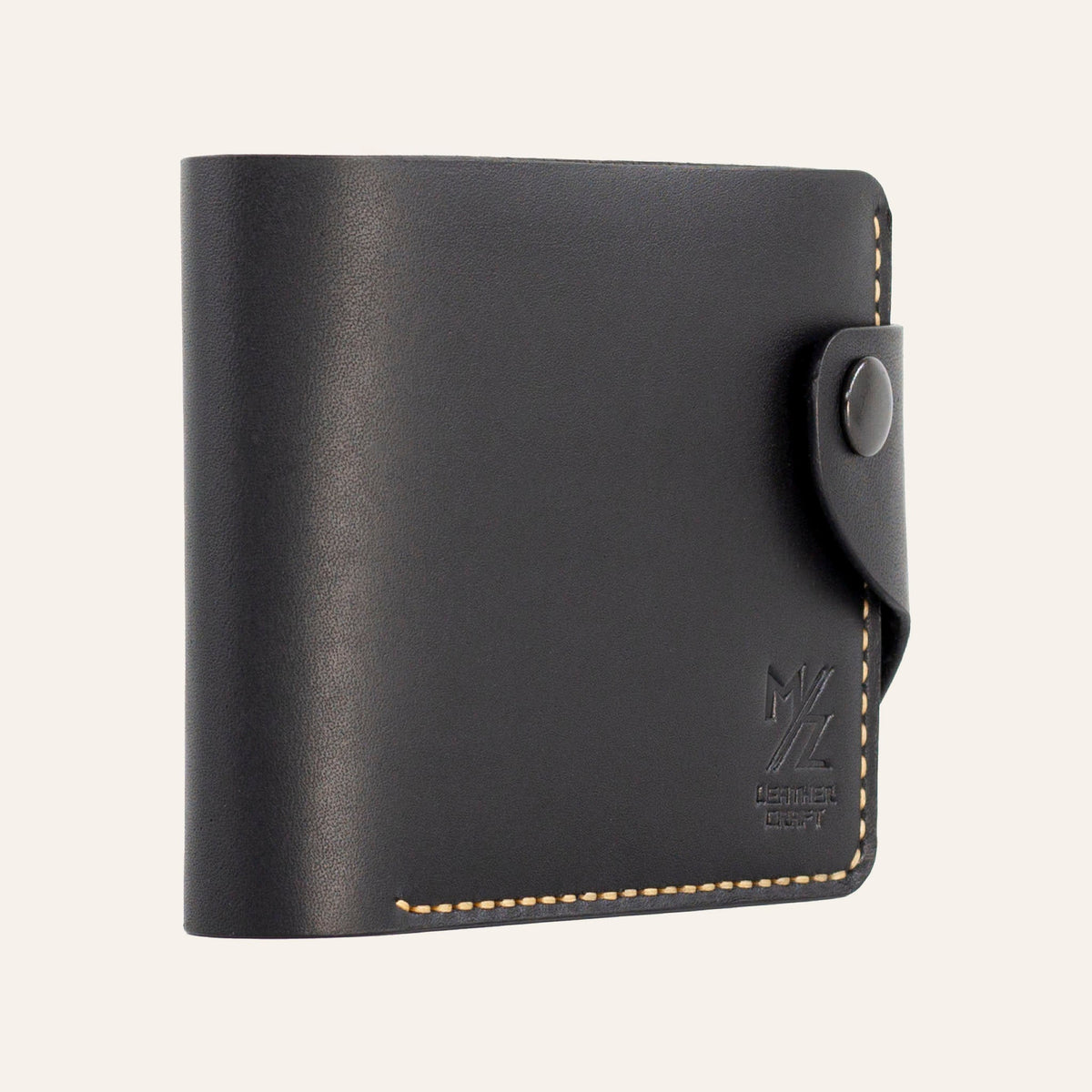 MZ Leather Craft hafif açılı siyah Buttero deri klasik erkek cüzdanı, kapalı duruş ve kontrast sarı el dikişi detayları