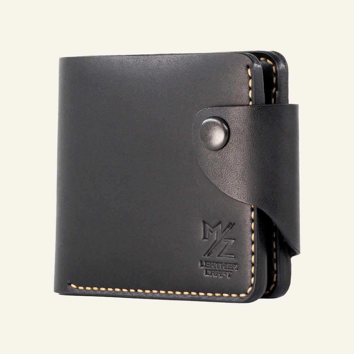 MZ Leather Craft siyah Buttero deri klasik cüzdan, yandan kapalı duruş ve sarı el dikişi detayları, sağlam çıtçıtlı kapama dili ile