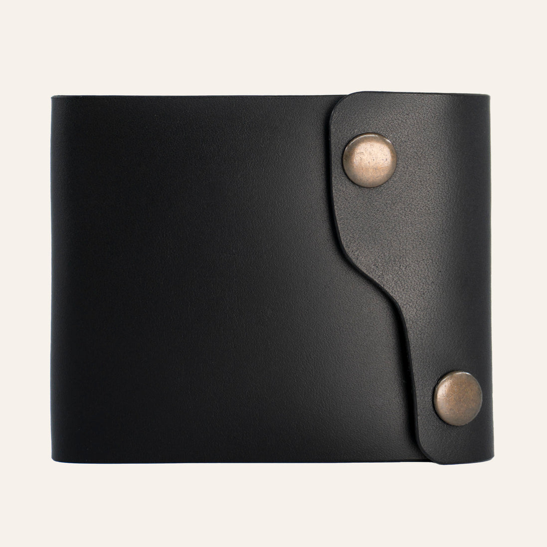 MZ Leather Craft çift çıtçıtlı dil kapaklı kompakt siyah Buttero deri cüzdanı, kapalı önden görünüm ve asimetrik kapak tasarımı 