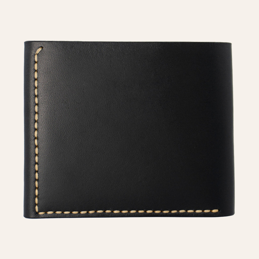 MZ Leather Craft çift çıtçıtlı dil kapaklı kompakt siyah Buttero deri cüzdan arka görünüm, köşede sarı el dikişi detayı ve pürüzsüz yüzey
