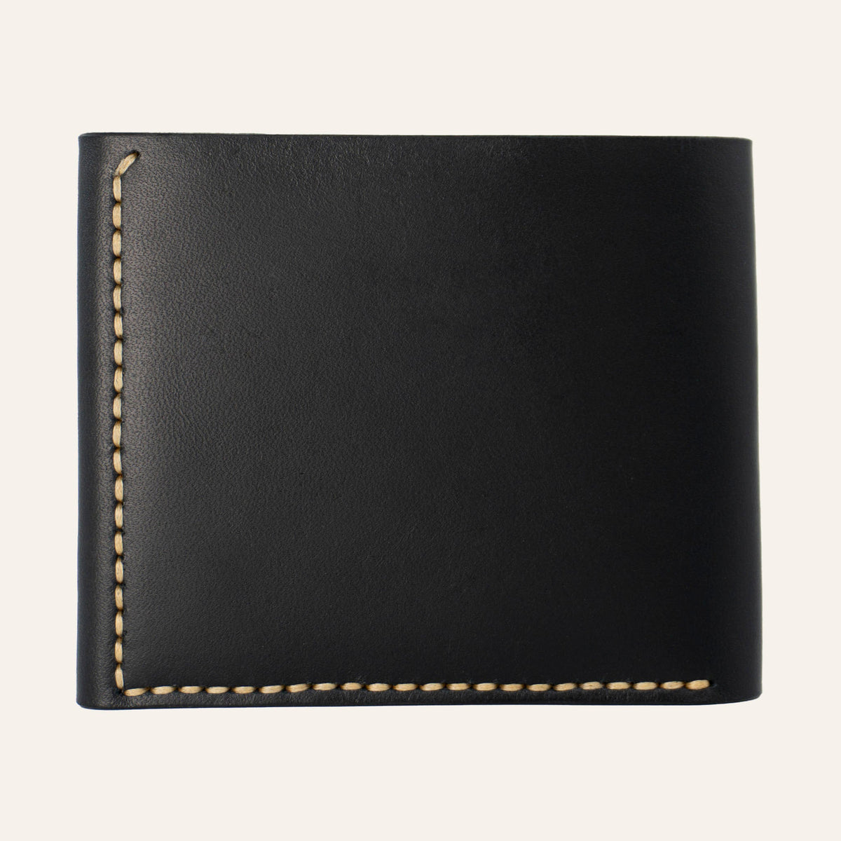 MZ Leather Craft çift çıtçıtlı dil kapaklı kompakt siyah Buttero deri cüzdan arka görünüm, köşede sarı el dikişi detayı ve pürüzsüz yüzey