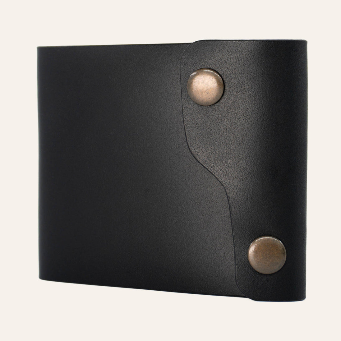 MZ Leather Craft siyah Buttero deri dil kapaklı kompakt cüzdan, kapalı hafif açılı sağ profil görünümü, çift çıtçıt detayı ve asimetrik kapak yapısı