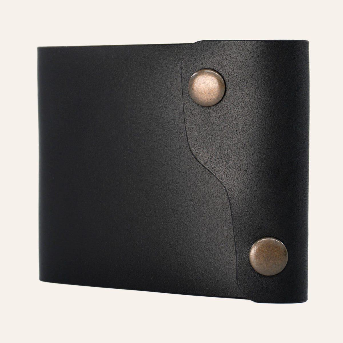 MZ Leather Craft siyah Buttero deri dil kapaklı kompakt cüzdan, kapalı hafif açılı sağ profil görünümü, çift çıtçıt detayı ve asimetrik kapak yapısı