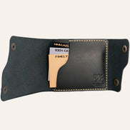 MZ Leather Craft açık dil kapaklı kompakt siyah Buttero deri cüzdan iç görünüm, dolu kart yuvası, tanıtım kartları, kabartmalı MZ logosu ve sarı saraç dikişleri