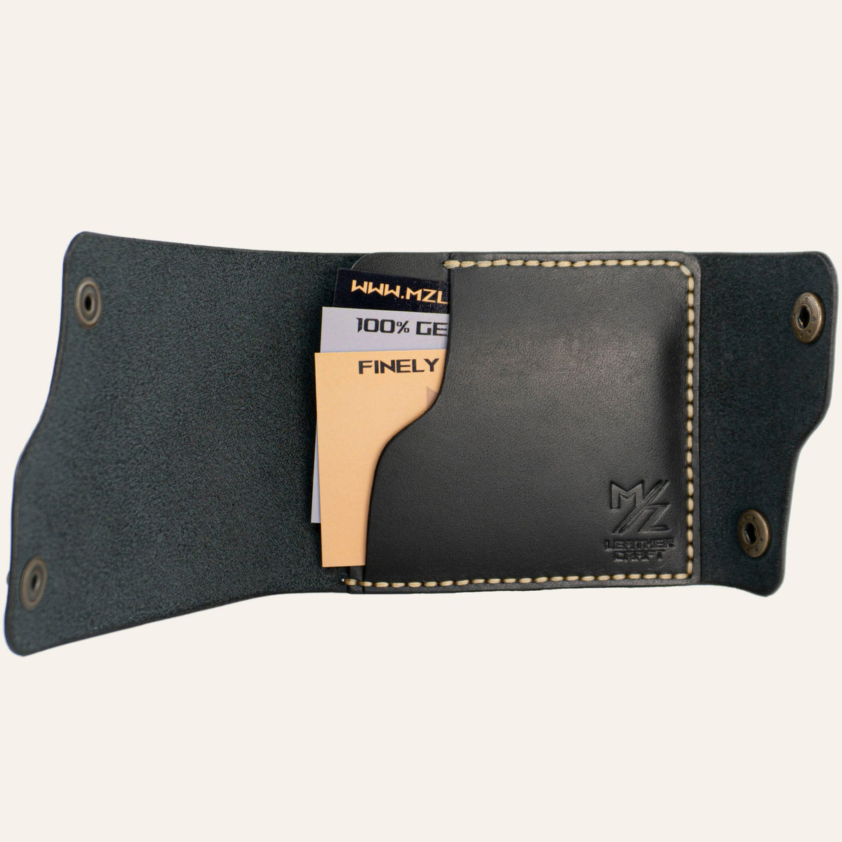 MZ Leather Craft açık dil kapaklı kompakt siyah Buttero deri cüzdan iç görünüm, dolu kart yuvası, tanıtım kartları, kabartmalı MZ logosu ve sarı saraç dikişleri