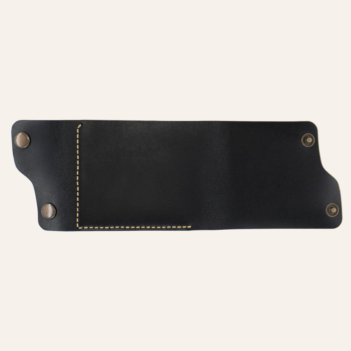MZ Leather Craft tamamen açılmış dil kapaklı kompakt siyah Buttero deri cüzdan, düz dış görünüm, L şeklinde sarı el dikişi ve asimetrik gövde formu