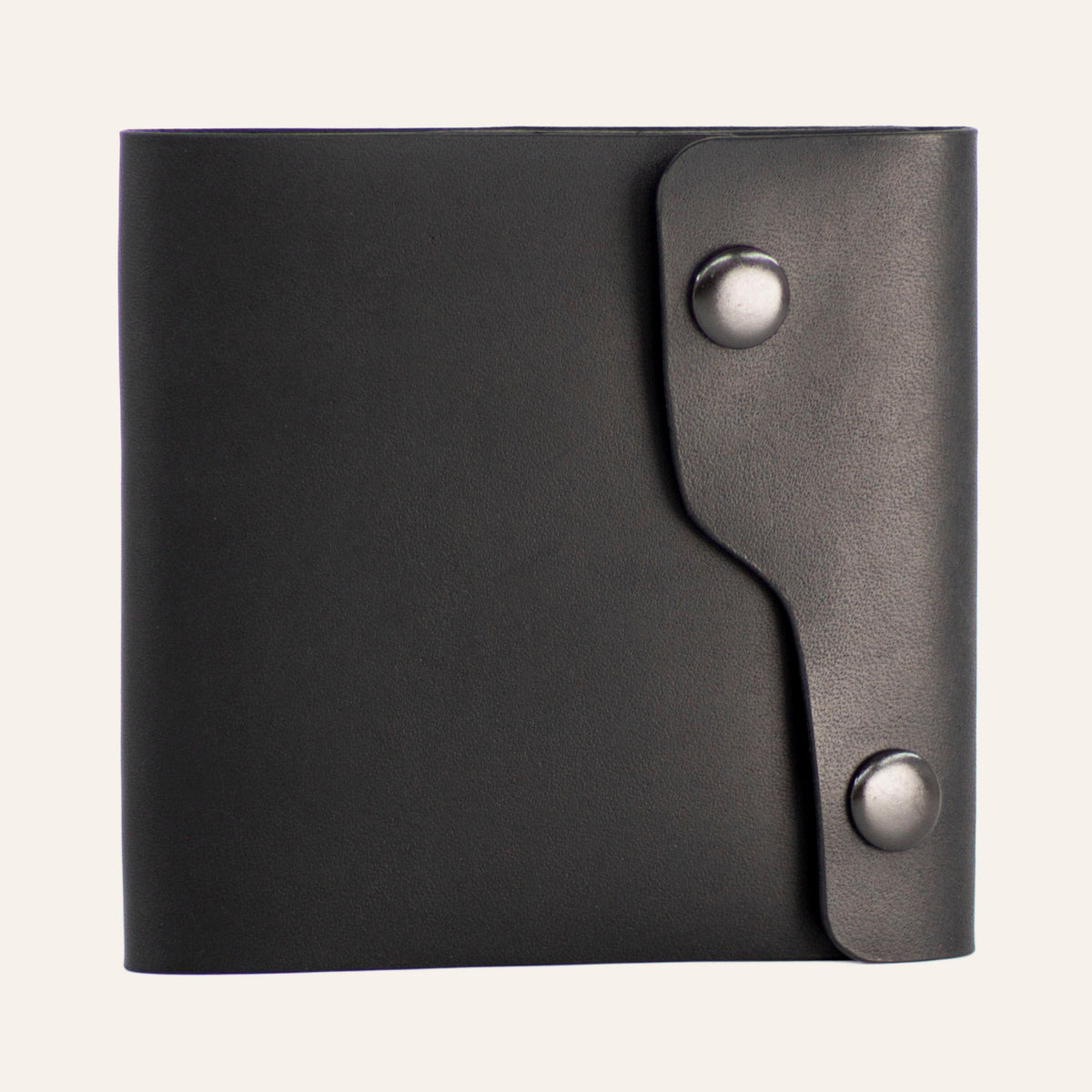 MZ Leather Craft çift çıtçıtlı dil kapaklı siyah Buttero deri erkek cüzdanı, kapalı önden görünüm ve asimetrik kapak tasarımı