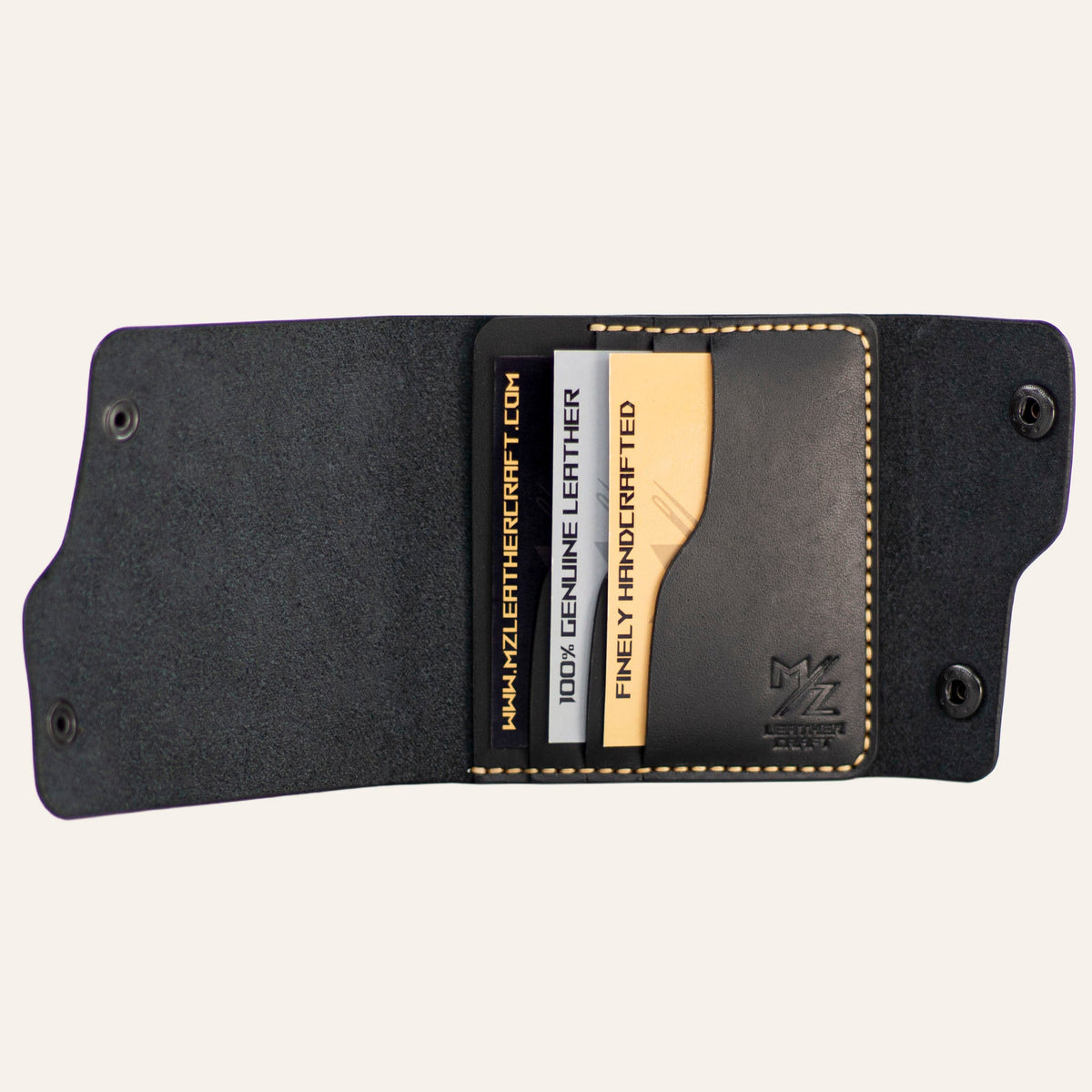 MZ Leather Craft açık dil kapaklı siyah Buttero deri cüzdan iç görünüm, dikey kart yuvaları, tanıtım kartları, kabartmalı MZ logosu ve kontrast sarı saraç dikişleri