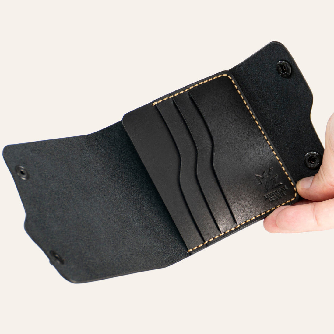 MZ Leather Craft açık dil kapaklı siyah Buttero deri cüzdan, el ile tutulan boş iç görünüm, kıvrımlı kart yuvaları ve sarı el dikişi detayları