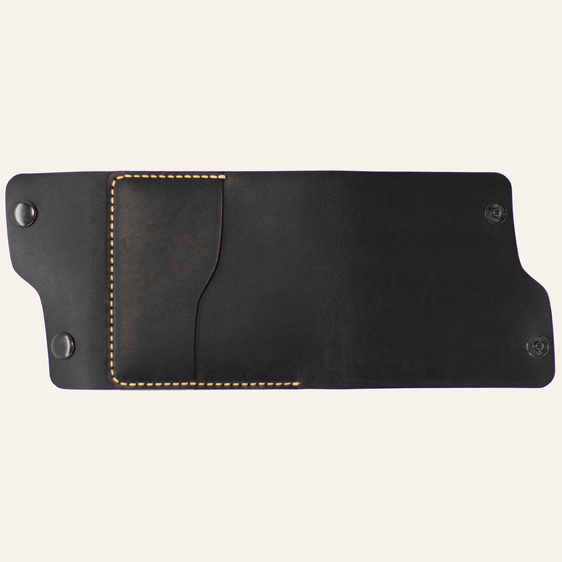 MZ Leather Craft tamamen açılmış dil kapaklı siyah Buttero deri cüzdan, düz dış görünüm, sarı el dikişli dış kart yuvası ve asimetrik kapak formu