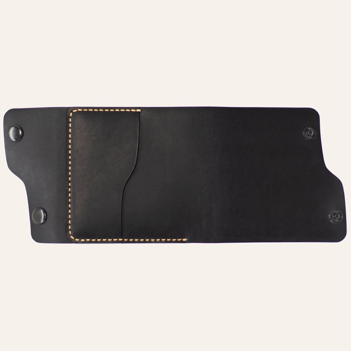 MZ Leather Craft tamamen açılmış dil kapaklı siyah Buttero deri cüzdan, düz dış görünüm, sarı el dikişli dış kart yuvası ve asimetrik kapak formu