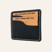 MZ Leather Craft yatay minimalist siyah Buttero deri kartlık, kartlarla dolu hafif açılı sağ profil görünümü, sarı el dikişi kalitesi ve pürüzsüz yüzey dokusu