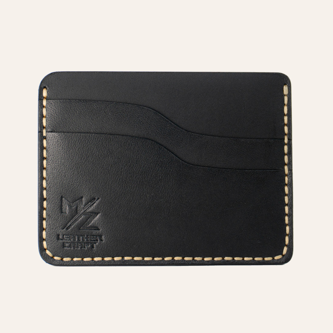 MZ Leather Craft yatay minimalist siyah Buttero deri kartlık, boş kart yuvalarını ve pürüzsüz deri dokusunu gösteren düz ön görünüm, sarı el dikişleri ve kabartmalı MZ logosu