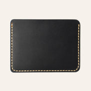 MZ Leather Craft yatay minimalist siyah Buttero deri kartlık, temiz arka paneli ve çevreleyen sarı el dikişlerini gösteren arka görünüm