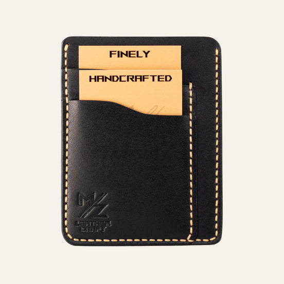 MZ Leather Craft dikey minimalist siyah Buttero deri kartlık, kartlarla dolu önden görünüm, sarı el dikişleri ve sol alt köşede kabartmalı MZ logosu