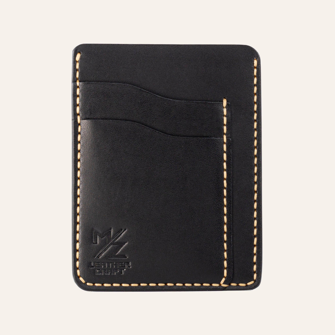 MZ Leather Craft dikey minimalist siyah Buttero deri kartlık, boş kart yuvalarını ve pürüzsüz deri dokusunu gösteren düz ön görünüm, sarı el dikişleri ve kabartmalı MZ logosu