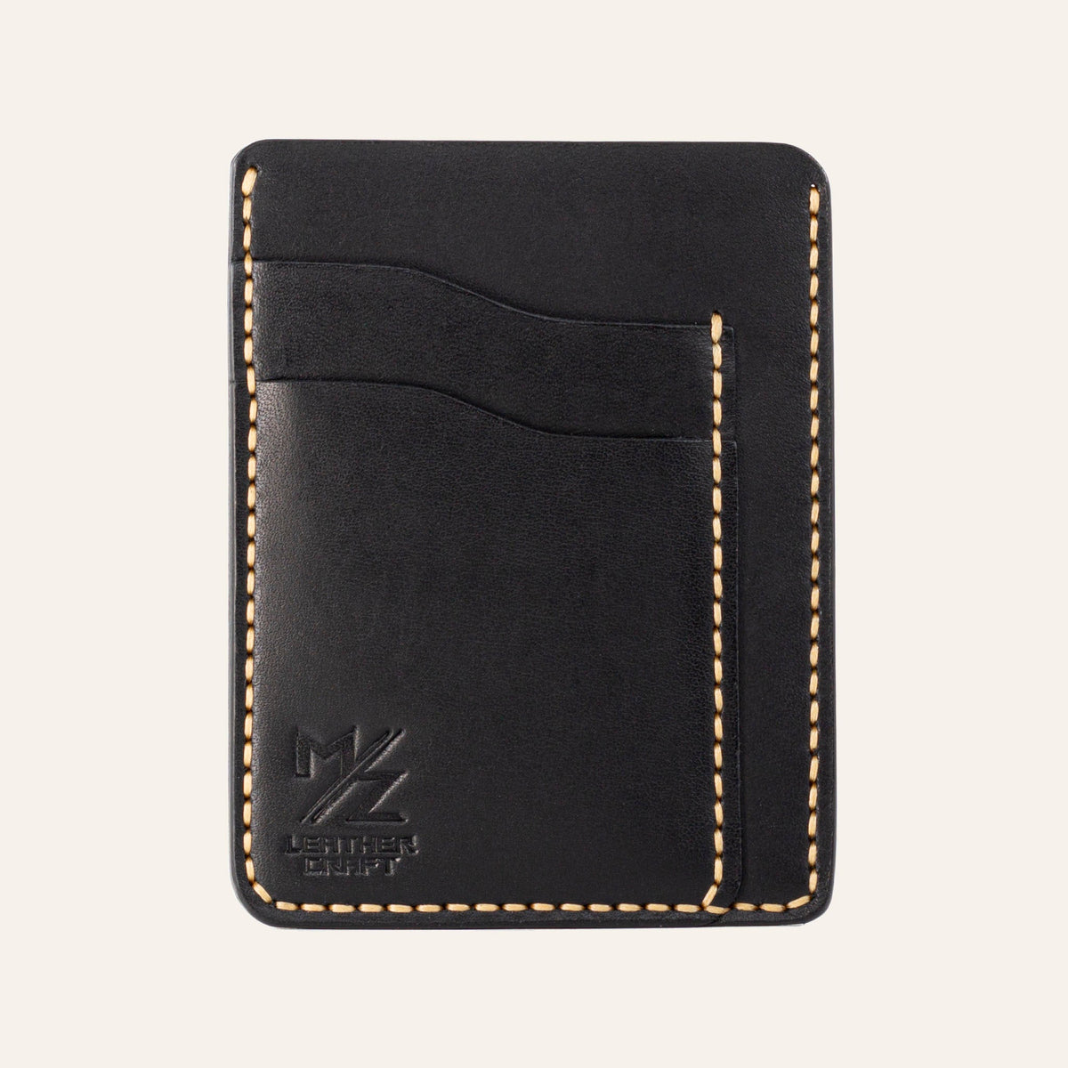 MZ Leather Craft dikey minimalist siyah Buttero deri kartlık, boş kart yuvalarını ve pürüzsüz deri dokusunu gösteren düz ön görünüm, sarı el dikişleri ve kabartmalı MZ logosu