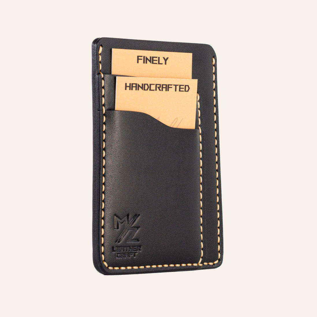 MZ Leather Craft dikey minimalist siyah Buttero deri kartlık, kartlarla dolu hafif açılı sol profil görünümü, pürüzsüz yüzey dokusu ve sarı el dikişi hattı