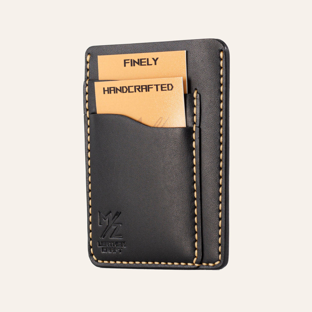 MZ Leather Craft dikey minimalist siyah Buttero deri kartlık, kartlarla dolu hafif açılı sağ profil görünümü, sarı el dikişi kalitesi ve pürüzsüz yüzey dokusu