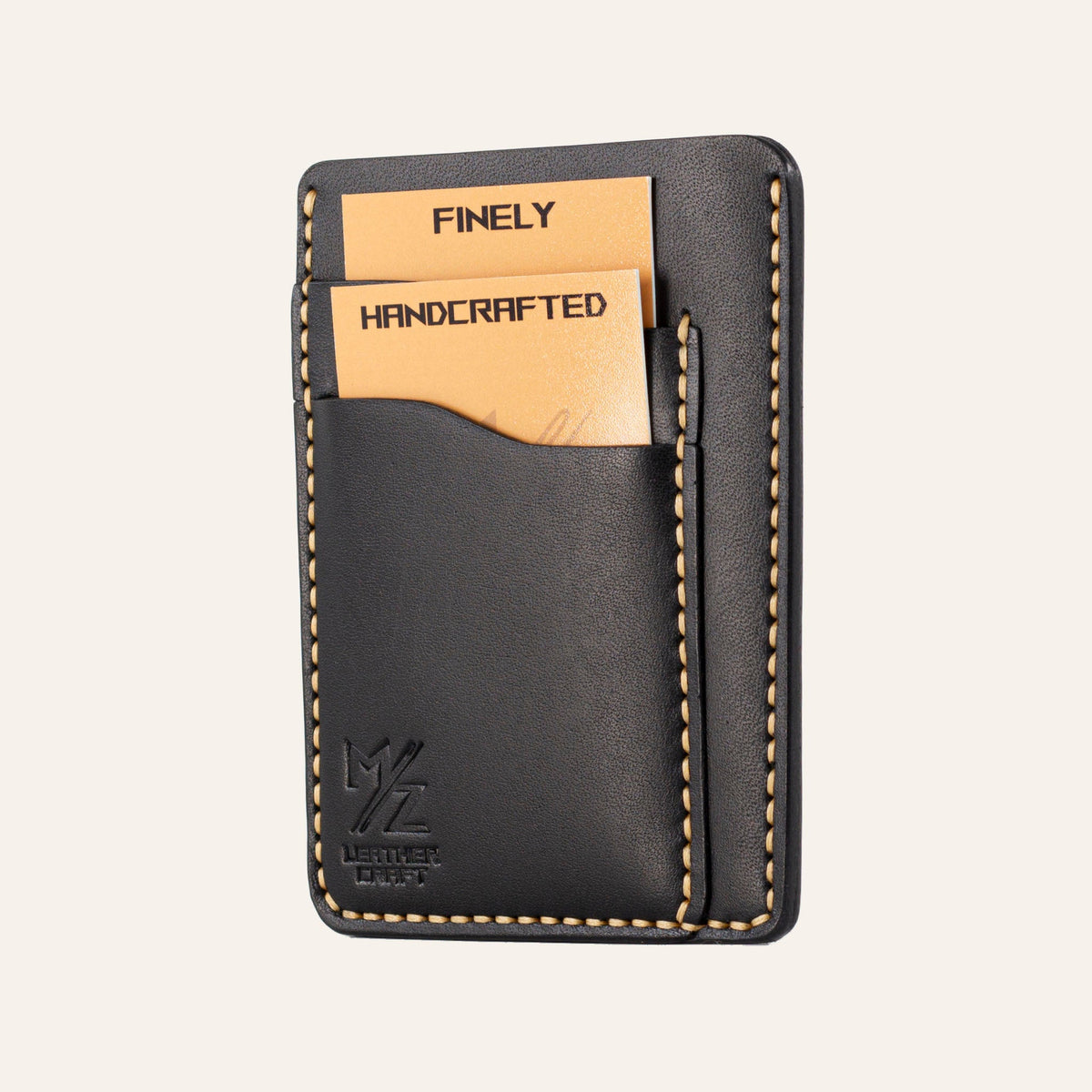 MZ Leather Craft dikey minimalist siyah Buttero deri kartlık, kartlarla dolu hafif açılı sağ profil görünümü, sarı el dikişi kalitesi ve pürüzsüz yüzey dokusu