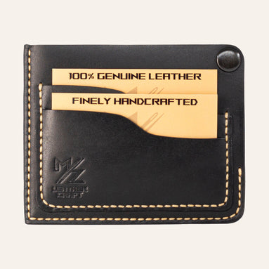 MZ Leather Craft köşe çıtçıtlı ters cüzdan siyah Buttero deri, kapalı önden görünüm, iki adet dolu kart yuvası, sarı el dikişi ve kabartmalı MZ logosu