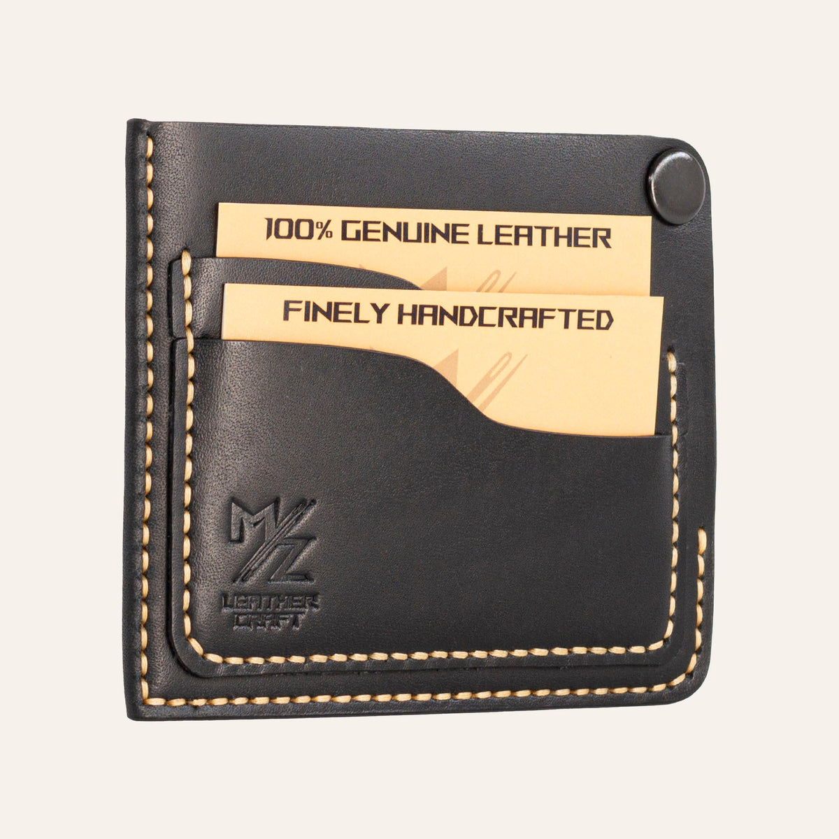 MZ Leather Craft köşe çıtçıtlı ters cüzdan siyah Buttero deri, kapalı hafif açılı sol profil görünümü, dolu kart yuvaları, sarı el dikişi ve pürüzsüz deri dokusu