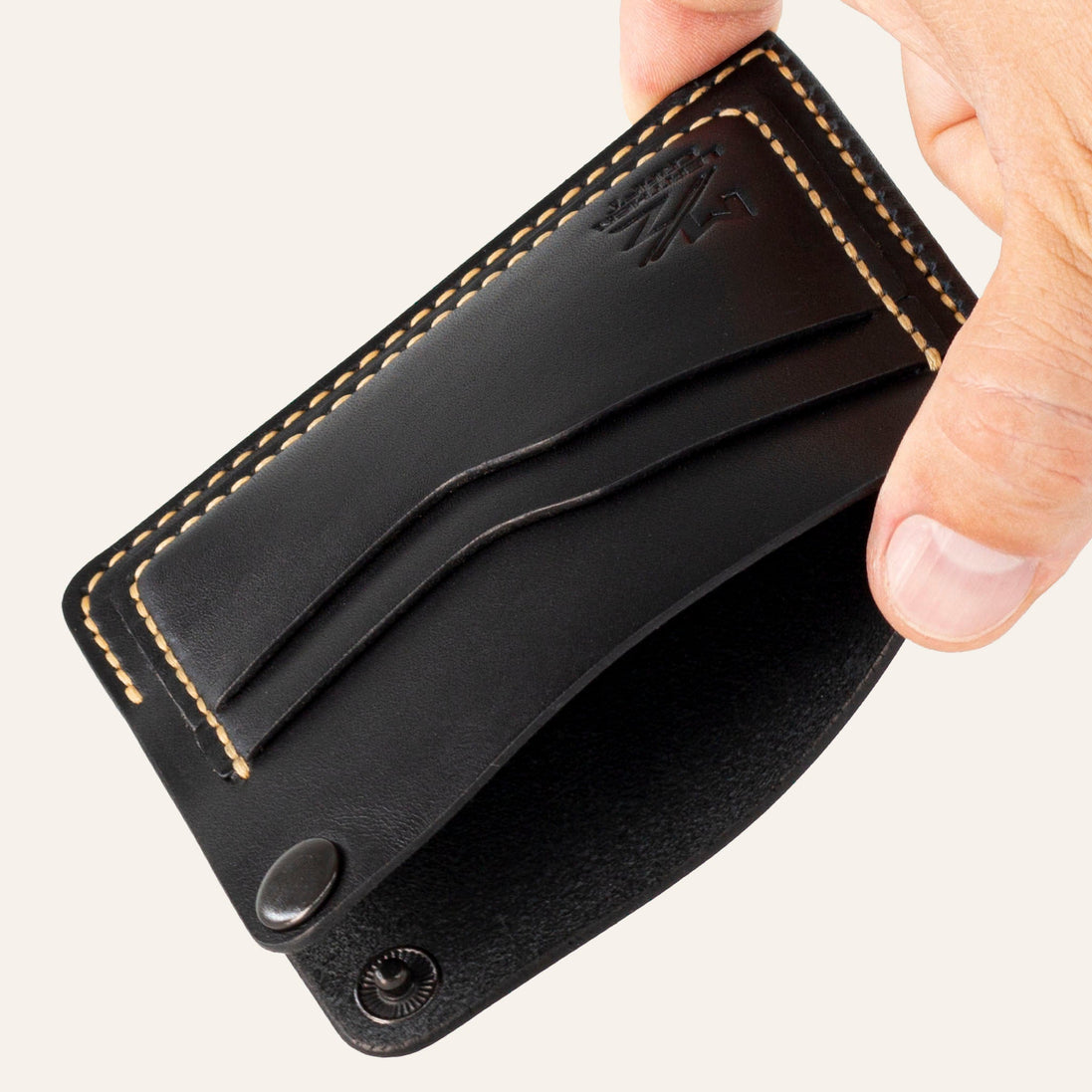 MZ Leather Craft köşe çıtçıtlı ters cüzdan siyah Buttero deri, el ile tutulan açık köşe çıtçıtlı görünüm, iç bölme ve işlevsel tasarım sunumu