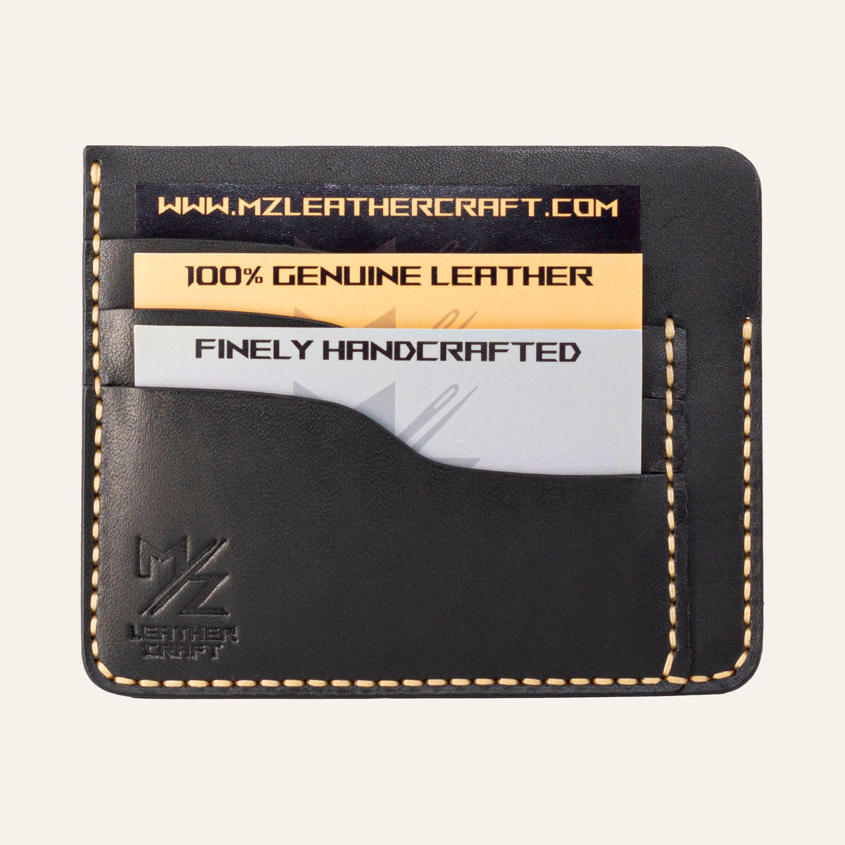 MZ Leather Craft siyah Buttero deri ters cüzdan, kartlarla dolu düz ön görünüm, 3 ön kart yuvası, sarı el dikişleri ve kabartmalı MZ logosu