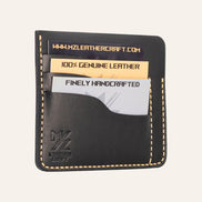 MZ Leather Craft siyah Buttero deri ters cüzdan, kartlarla dolu hafif açılı sol profil görünümü, mat yüzey dokusu ve sarı el dikişi hattı