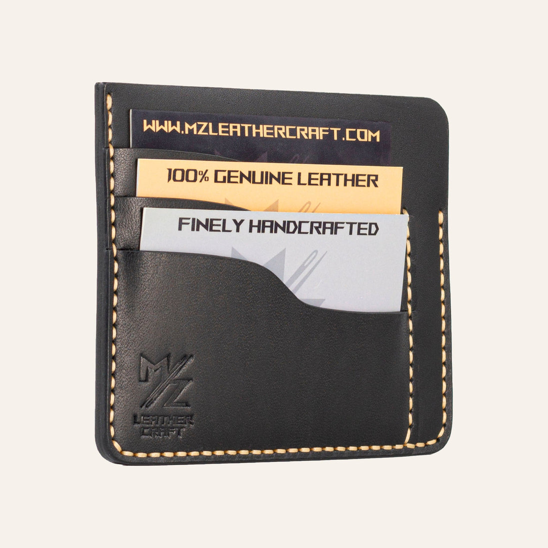 MZ Leather Craft siyah Buttero deri ters cüzdan, kartlarla dolu hafif açılı sol profil görünümü, mat yüzey dokusu ve sarı el dikişi hattı