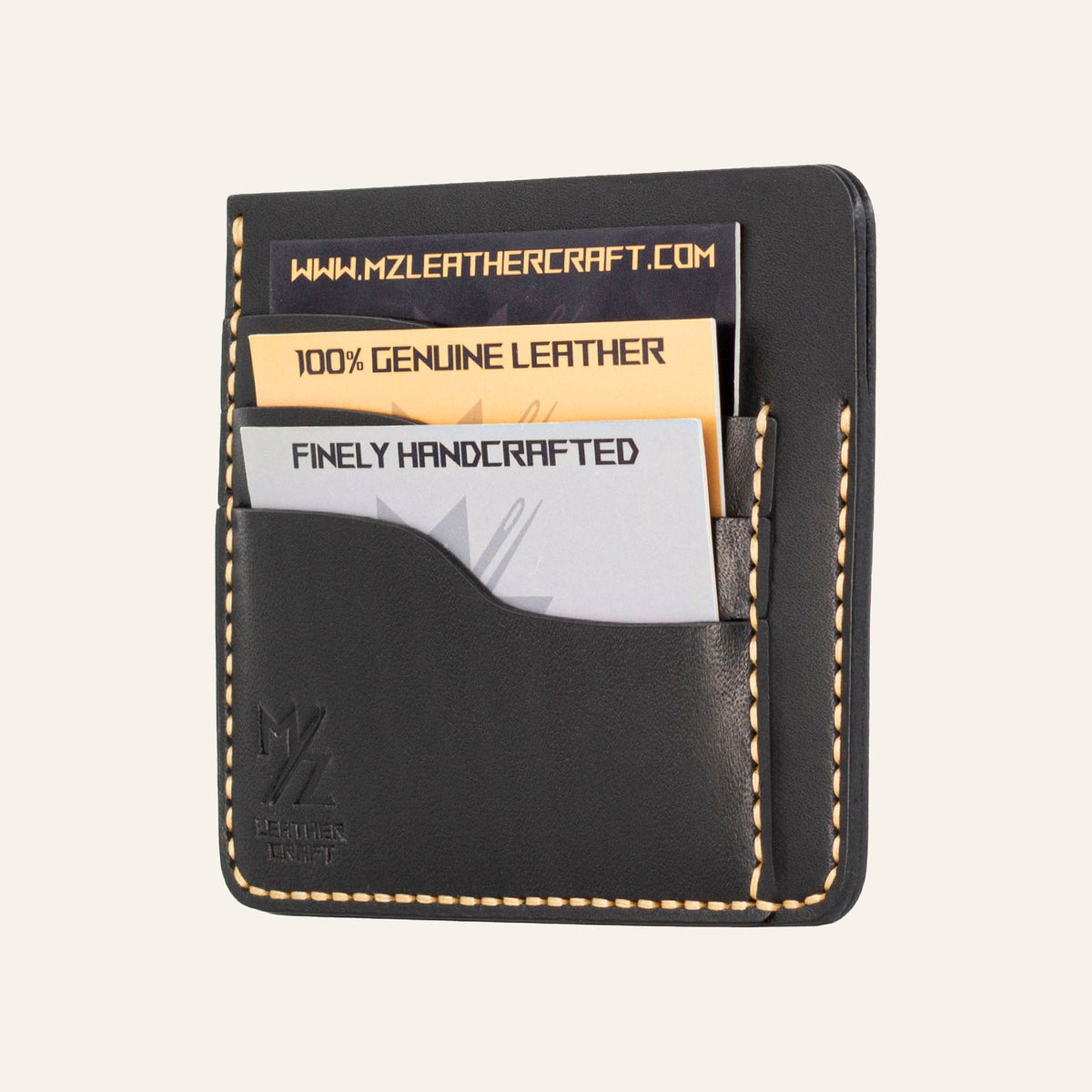 MZ Leather Craft siyah Buttero deri ters cüzdan, kartlarla dolu hafif açılı sağ profil görünümü, sarı el dikişi kalitesi ve belirgin Buttero deri dokusu