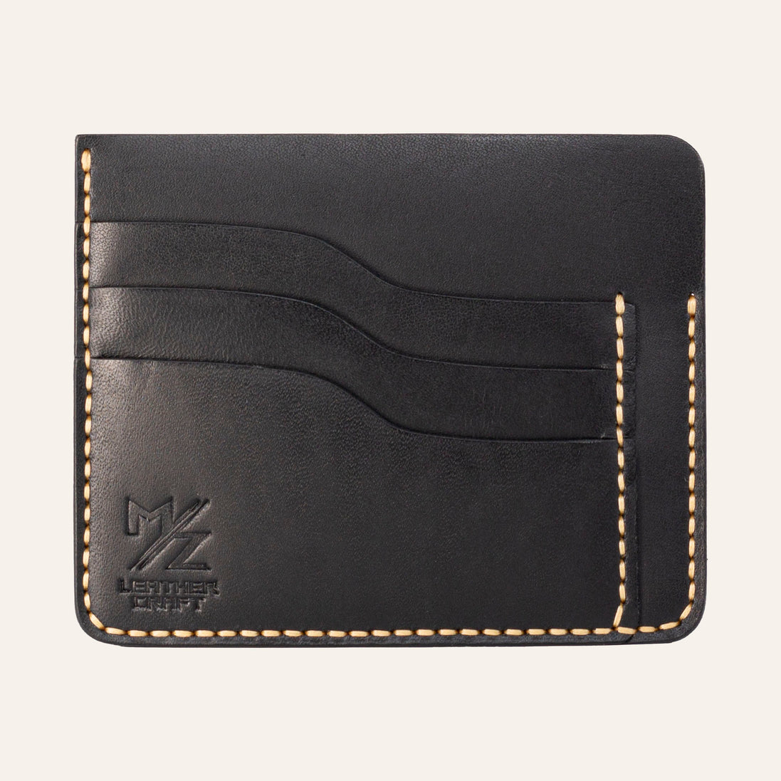 MZ Leather Craft siyah Buttero deri ters cüzdan, 3 boş kart yuvasını ve mat deri dokusunu gösteren düz ön görünüm, sarı el dikişleri ve kabartmalı MZ logosu