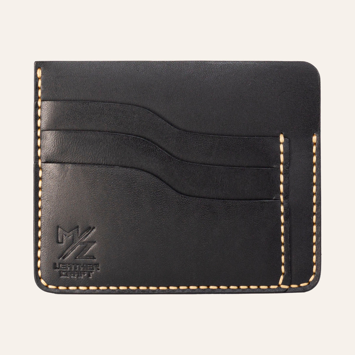 MZ Leather Craft siyah Buttero deri ters cüzdan, 3 boş kart yuvasını ve mat deri dokusunu gösteren düz ön görünüm, sarı el dikişleri ve kabartmalı MZ logosu