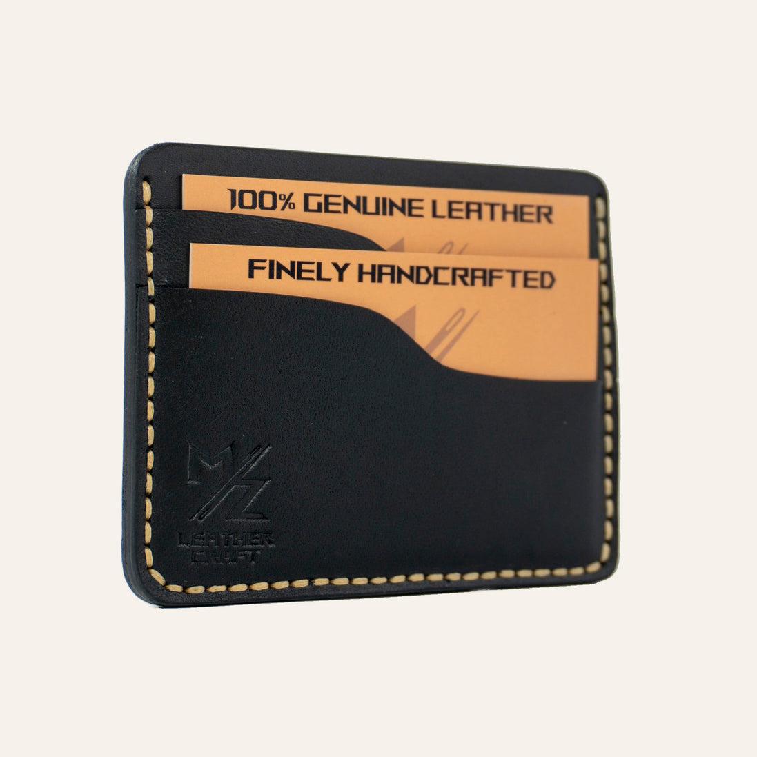 MZ Leather Craft yatay minimalist siyah Buttero deri kartlık, kartlarla dolu hafif açılı sol profil görünümü, pürüzsüz yüzey dokusu ve sarı el dikişi hattı