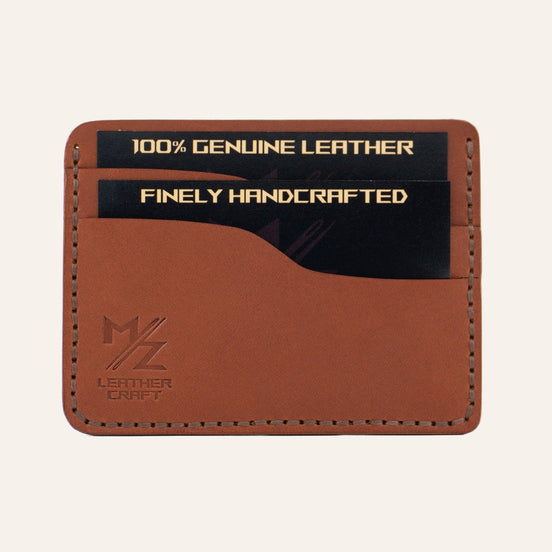 MZ Leather Craft yatay minimalist kiremit Buttero deri kartlık, kartlarla dolu önden görünüm, kahverengi el dikişleri ve sol alt köşede kabartmalı MZ logosu