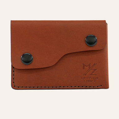 MZ Leather Craft çift çıtçıtlı kapaklı minimalist kiremit Buttero deri cüzdan, kapalı önden görünüm, asimetrik kapak formu, kahverengi el dikişi ve kabartmalı MZ logosu