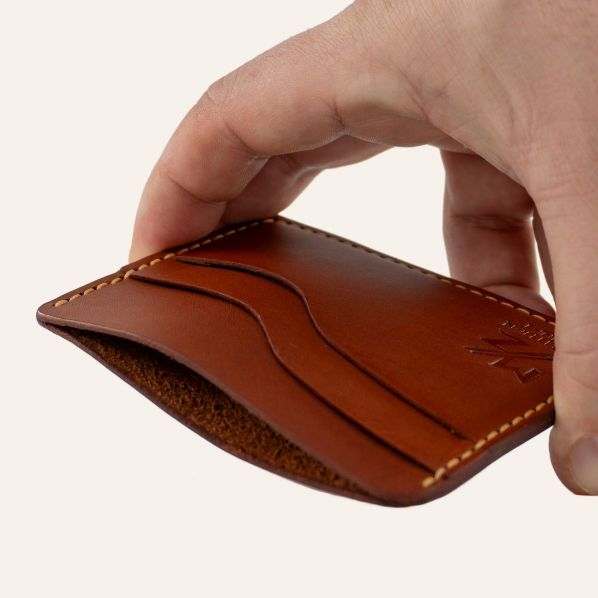 MZ Leather Craft yatay minimalist kiremit Buttero deri kartlık, el ile tutulan hafif açılı boş ön görünüm, kıvrımlı kart yuvaları ve sarı saraç dikişi detayları