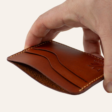 MZ Leather Craft yatay minimalist kiremit Buttero deri kartlık, el ile tutulan hafif açılı boş ön görünüm, kıvrımlı kart yuvaları ve sarı saraç dikişi detayları