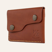 MZ Leather Craft kiremit Buttero deri kapaklı minimalist cüzdan, kapalı hafif açılı sağ profil görünümü, çift çıtçıt detayı ve asimetrik kapak yapısı