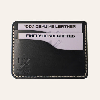 MZ Leather Craft yatay minimalist siyah Buttero deri kartlık, kartlarla dolu önden görünüm, açık gri el dikişleri ve sol alt köşede kabartmalı MZ logosu